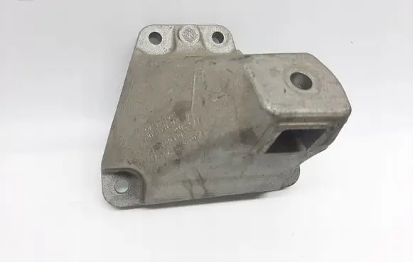 Engine mounting bracket