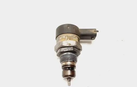 Volvo XC90 Fuel pressure regulator 30750409 0281002712 21228329