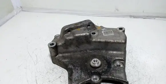 Opel Zafira B Engine mounting bracket 55210531