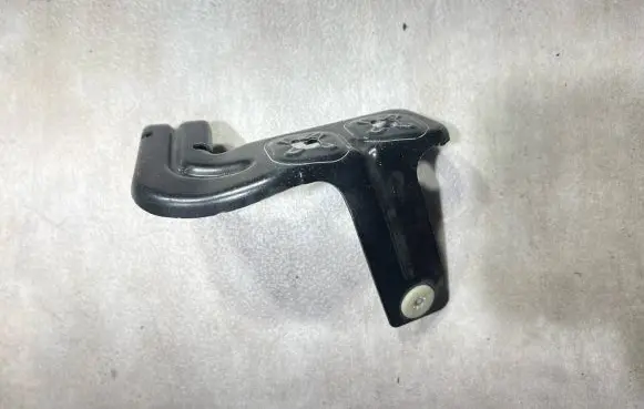 BMW M4 F82 F83 Fender mounting bracket 7255821