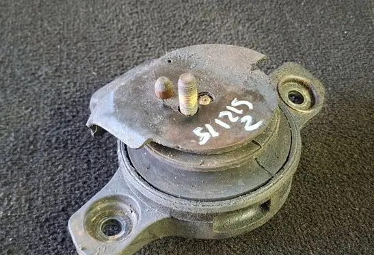 Subaru Legacy Engine mount bracket