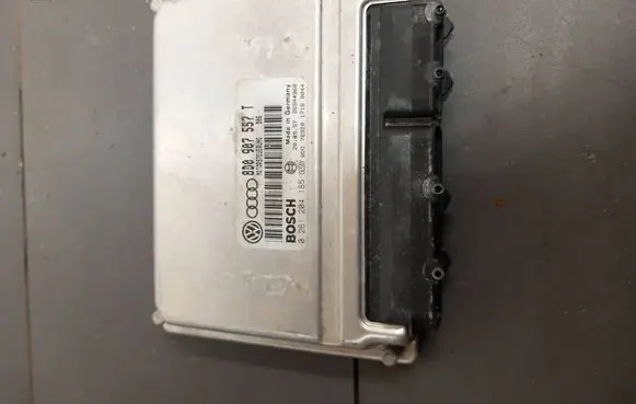 Volkswagen PASSAT B5 Engine control unit/module 8D0907557T 26SA4968 0261204185