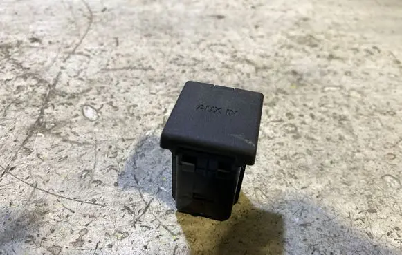 Mazda 5 AUX in-socket connector E2025705 070814A