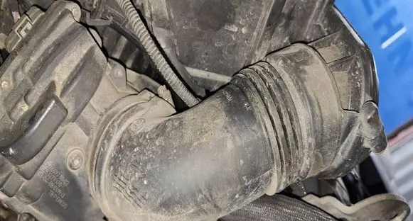 Peugeot 207 Air intake hose/pipe V75638128003