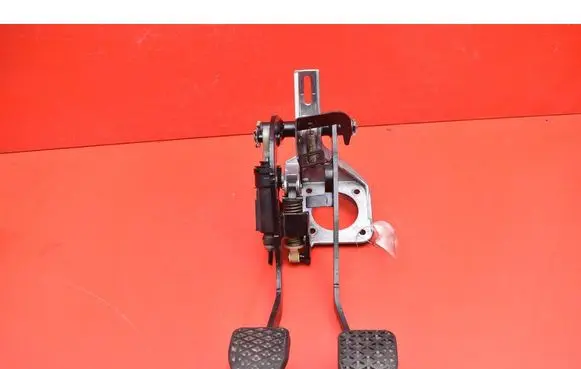 Accelerator throttle pedal