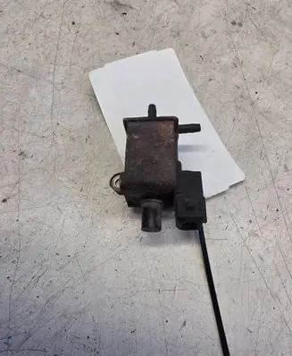 Audi A8 S8 D2 4D Vacuum valve 