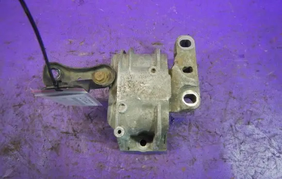 Volkswagen Golf V Engine mounting bracket 1K0199262BB