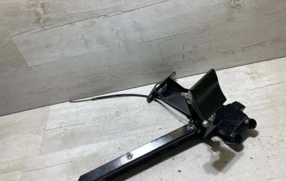 Engine bonnet (hood) release handle
