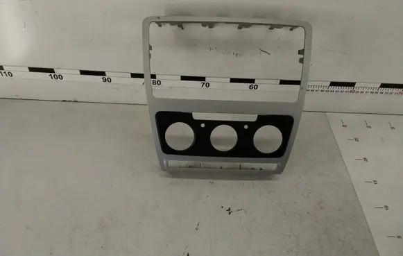 Skoda Octavia Mk2 (1Z) Radio/GPS head unit trim 1Z0858069BD 113521018001