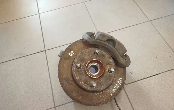 Nissan NV200 Front wheel hub 