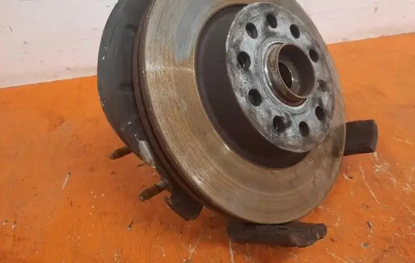 Skoda Octavia Mk2 (1Z) Front wheel hub spindle knuckle