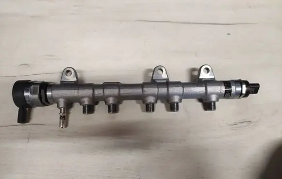 BMW X1 U11 Fuel main line pipe 8472216