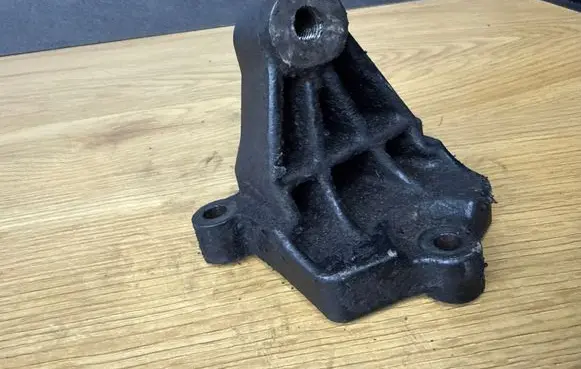 Opel Vivaro Engine mounting bracket 8200003829