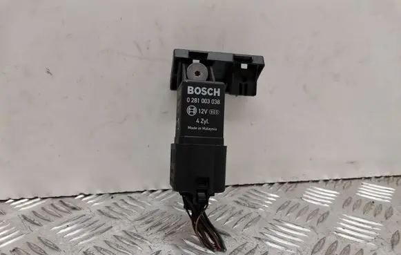 Volkswagen PASSAT B6 Glow plug pre-heat relay 038907281D