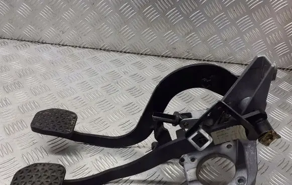 BMW X3 E83 Pedal assembly 3331335