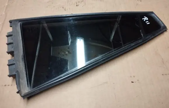 Toyota RAV 4 (XA30) Rear vent window glass 6818842040