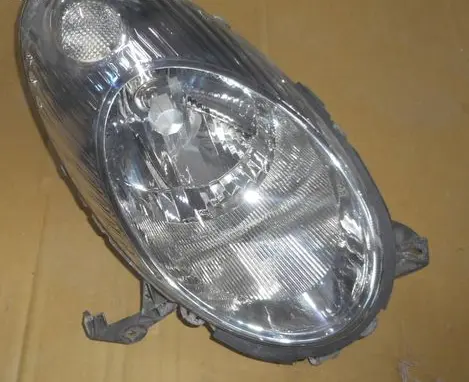 Nissan Micra Headlight/headlamp 89009189