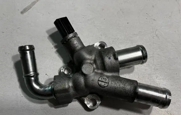 Engine coolant pipe/hose