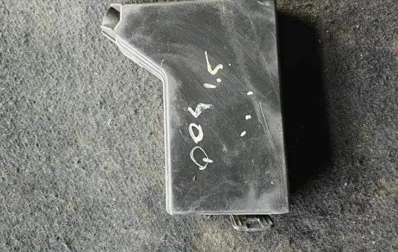 Nissan Qashqai Fuse box cover 24382BB00B