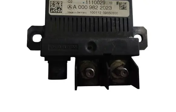 Mercedes-Benz C W204 Charging relay A0009822023