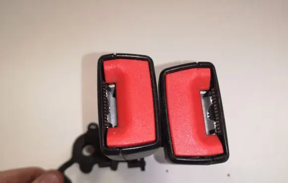 Middle seatbelt buckle (rear)