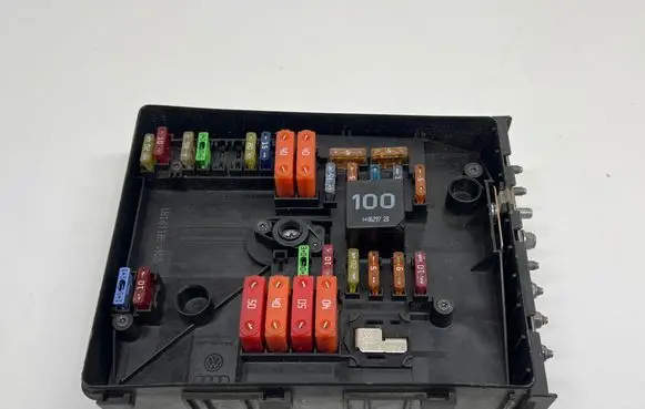 Volkswagen Golf Plus Fuse module 1K0937125