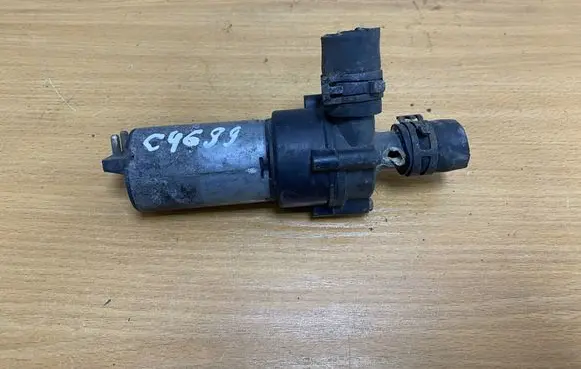 Mercedes-Benz E W210 Water pump C4699 0018351364
