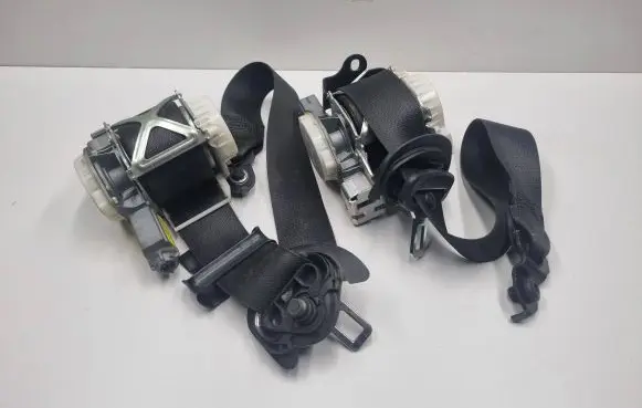 Mercedes-Benz C W204 Set of seat belts A2048609785 A2048609885 2048609785