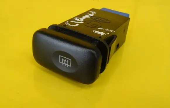 KIA Carens II Windscreen/window heater switch