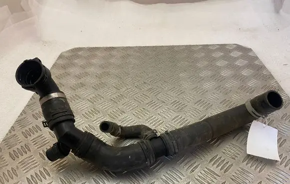 Land Rover Discovery 5 Engine coolant pipe/hose FPLA8286DA