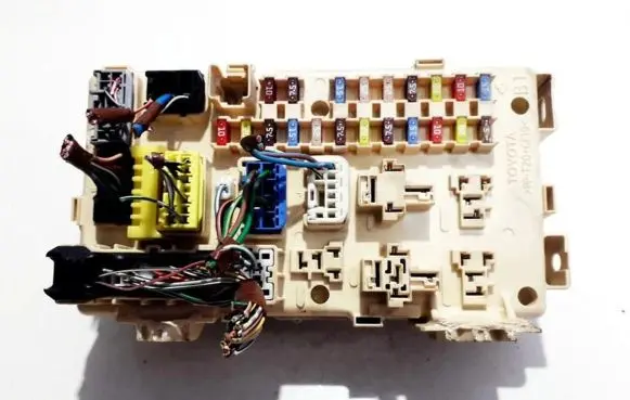 Toyota Avensis T250 Fuse box set 82641CA010F 82641-CA010-F