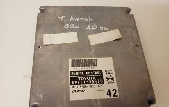 Toyota Avensis T220 Engine control unit/module 8966105420 MB1758005033