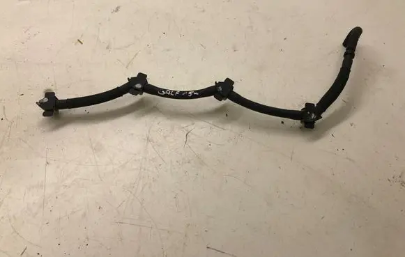 Volkswagen Golf VII Fuel injector supply line/pipe 