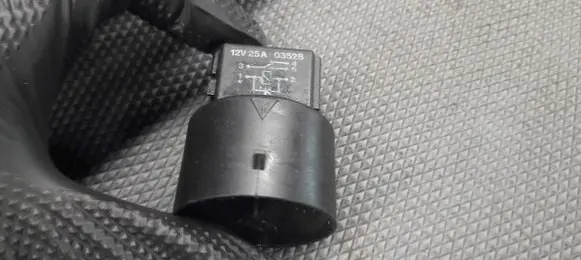 Peugeot 306 Fuel pump relay 03528