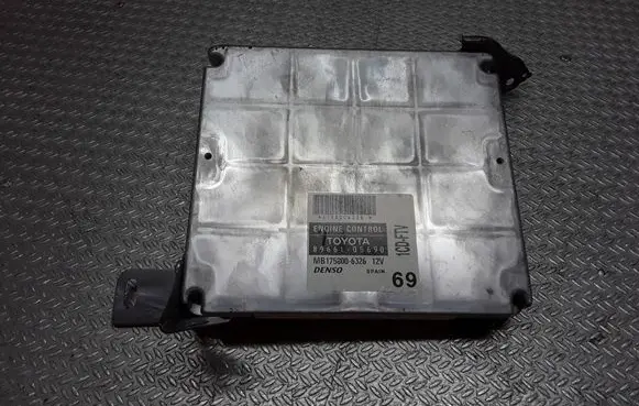 Toyota Avensis T250 Engine control unit/module 8966105690 MB1758006326