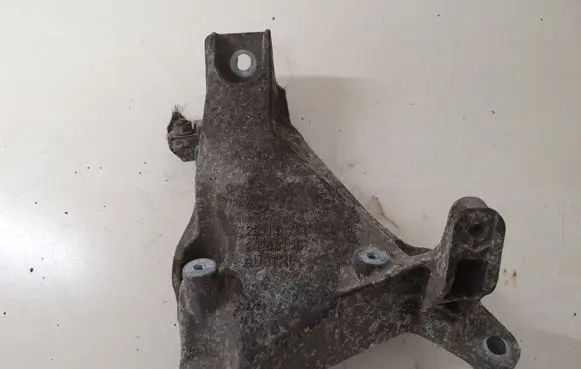 BMW 1 E81 E87 Engine mounting bracket 6760309
