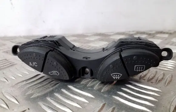 Ford Focus Windscreen/window heater switch