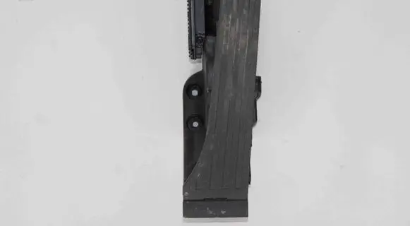 Accelerator throttle pedal