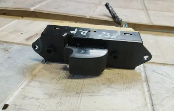 Mitsubishi Grandis Electric window control switch 8608A022