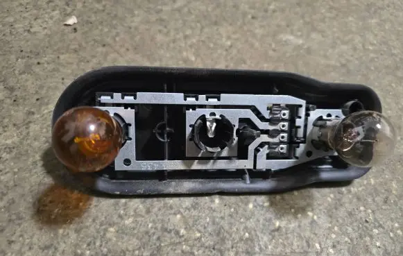 BMW 5 E39 Tail light bulb cover holder 2496339 393390