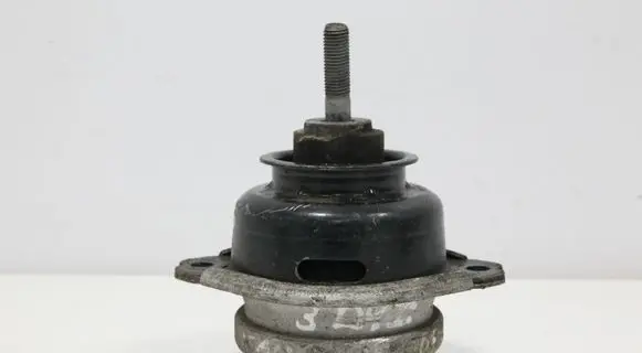 Volkswagen Touareg I Engine mount bracket 7L6199131A