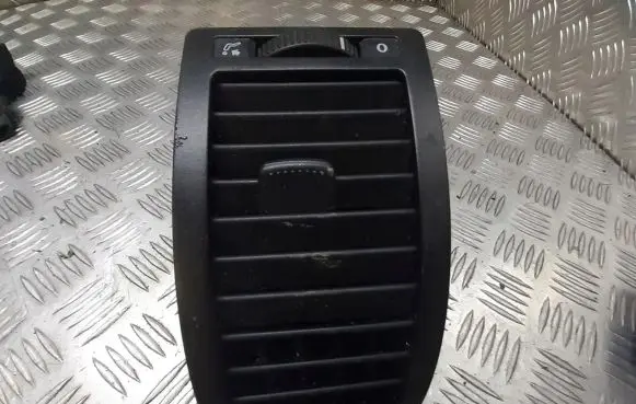 Volkswagen Polo IV 9N3 Dashboard air vent grill cover trim 6Q0819703