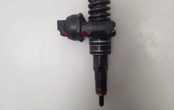 Volkswagen Golf V Fuel injector 038130073AG