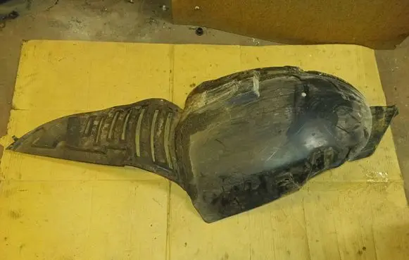 Front wheel arch liner splash guards