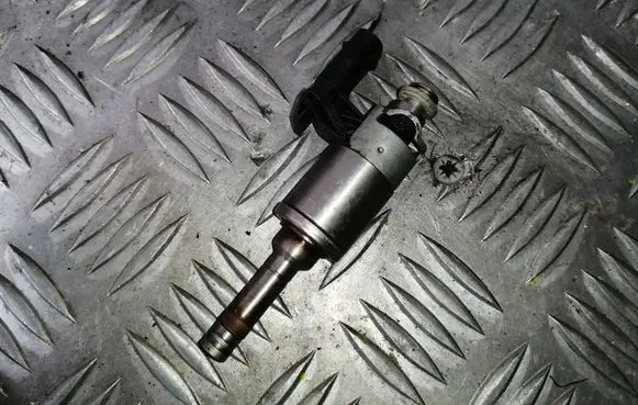 Volkswagen Golf VII Fuel injector 0261500248