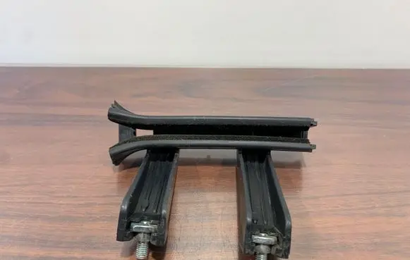 Alfa Romeo Stelvio Rear door windshield rail 50535392