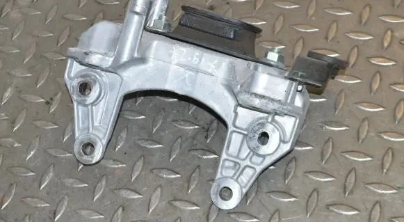 Nissan X-Trail T32 Engine mount bracket