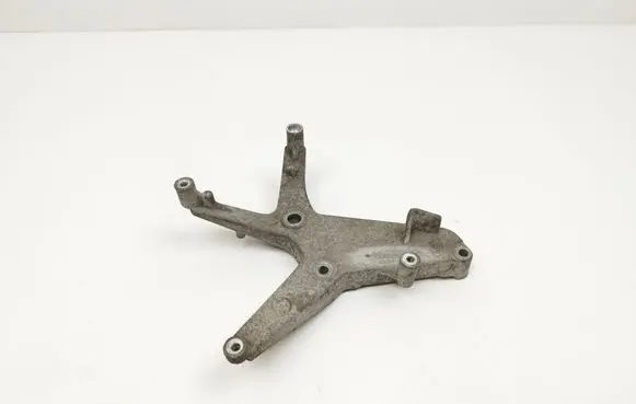 Engine mounting bracket