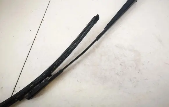 Opel Zafira B Front wiper blade arm 13145564