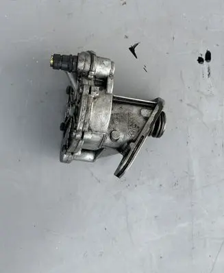 Volkswagen Multivan T4 Vacuum pump 074145100A